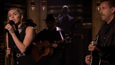 Adam Sandler canta e toca com Miley Cyrus em homenagem às vítimas do massacre de Las Vegas