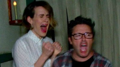 Imagem da notícia Sarah Paulson leva susto em casa temática de American Horror Story no Halloween Horror Nights