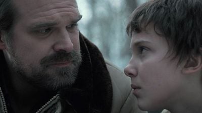 Imagem da notícia Stranger Things: Acessório usado por Hopper conecta chefe de polícia a sua filha e a Eleven