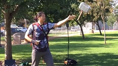 Imagem da notícia Engenheiro cria Martelo de Thor de verdade, que voa e volta para a mão do dono