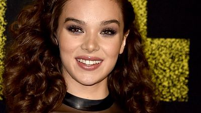 Imagem da notícia Hailee Steinfeld declara que gostaria de interpretar a Batgirl
