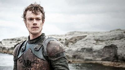 Imagem da notícia Game of Thrones: Alfie Allen improvisou cena do final da sétima temporada