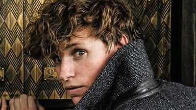 Imagem da notícia Animais Fantásticos: Newt recebe mensagem de Paris em nova foto de Os Crimes de Grindelwald