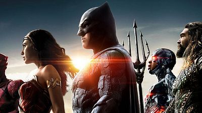 Imagem da notícia Liga da Justiça: Fãs fazem protesto nos estúdios da Warner Bros. pedindo corte do diretor Zack Snyder