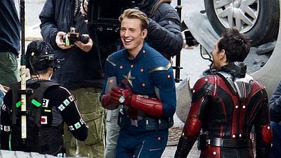 Imagem da notícia Capitão América veste uniforme do primeiro filme nos bastidores de Vingadores 4