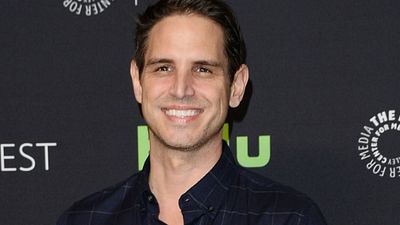 Imagem da notícia CBS encomenda piloto de série de comédia dramática de Greg Berlanti, produtor do Universo Arrow