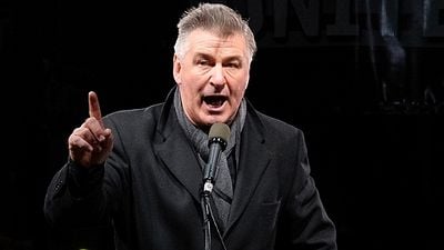 Imagem da notícia Alec Baldwin defende Woody Allen e induz que filha do diretor mente sobre estupro