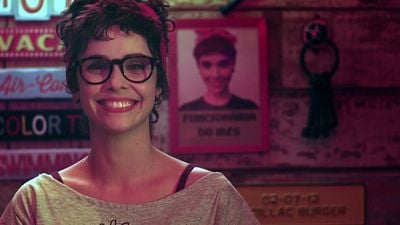 Imagem da notícia Débora Falabella estampa cartaz da exótica comédia romântica Todo Clichê do Amor (Exclusivo)