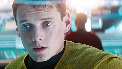 Imagem da notícia Anton Yelchin: Família do ator chega a acordo com montadora de automóveis após acidente fatal