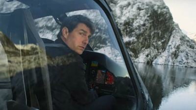 Tom Cruise aparece pendurado em helicóptero em nova foto de Missão Impossível - Efeito Fallout