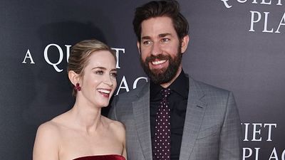 Imagem da notícia Grande fã de O Diabo Veste Prada, John Krasinski brinca que só se casou com Emily Blunt por não conseguir Anne Hathaway