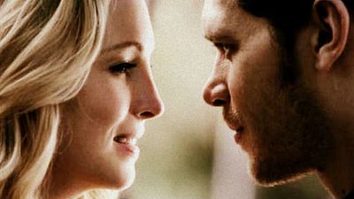 Antes do retorno de The Originals, relembre os melhores momentos de Klaus e Caroline em The Vampire Diaries