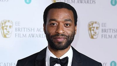 Imagem da notícia Chiwetel Ejiofor pode ser o par romântico de Angelina Jolie em Malévola 2 (Rumor)