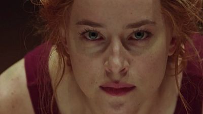 Imagem da notícia Suspiria: Dakota Johnson, Tilda Swinton, bruxas e puro terror marcam o primeiro trailer do remake