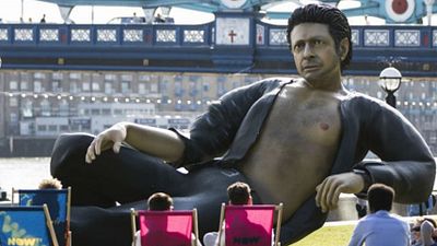Imagem da notícia Estátua gigante de Jeff Goldblum aparece em parque de Londres