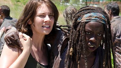 Imagem da notícia Comic-Con 2018: Danai Gurira e Lauren Cohan entregam pizza a fã de The Walking Dead – assista!