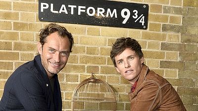 Imagem da notícia Eddie Redmayne e Jude Law surpreendem fãs de Harry Potter na icônica estação King's Cross