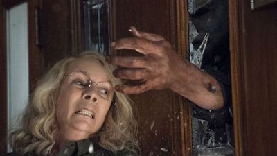 Imagem da notícia Halloween: Jamie Lee Curtis encontra o icônico vilão Michael Myers em novo cartaz