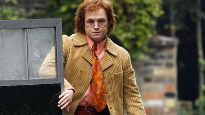 Imagem da notícia Taron Egerton se transforma em Elton John em flagras do set de Rocketman