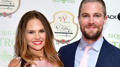 Imagem da notícia Crossover de Arrow, The Flash, Supergirl e Batwoman terá participação da esposa de Stephen Amell