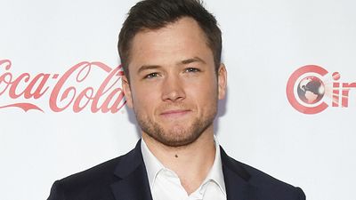 Imagem da notícia Rocketman: Taron Egerton surge como um extravagante Elton John nas novas fotos do set