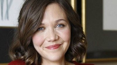 Imagem da notícia Maggie Gyllenhaal estreará como diretora adaptando livro de Elena Ferrante