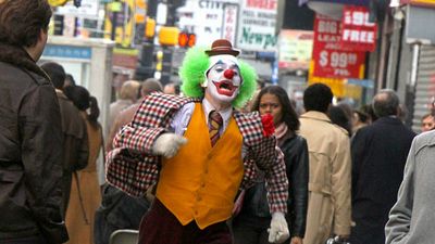 Imagem da notícia Coringa: Novas fotos das filmagens mostram Joaquin Phoenix em fuga