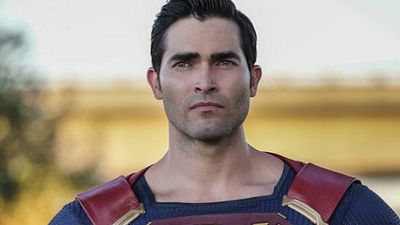 Imagem da notícia Superman aparece com uniforme preto em foto de bastidores do crossover do Arrowverse