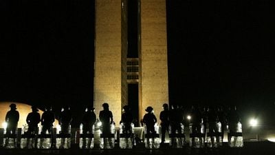 Imagem da notícia Excelentíssimos: Documentário que retrata cenário político ganha pôster (Exclusivo)