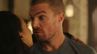 Imagem da notícia Oliver Queen se transforma em Barry Allen no primeiro teaser do crossover de Arrow, The Flash e Supergirl