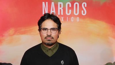 Narcos: México - Michael Peña e Eric Newman explicam como a nova temporada se difere das anteriores e aquela surpresa do episódio 5 (Entrevista exclusiva)