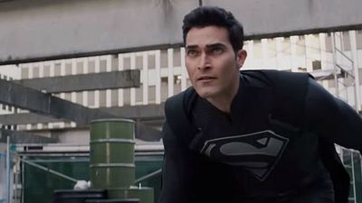 Elseworlds: Superman aparece com uniforme preto em trailer do crossover de Arrow, The Flash e Supergirl