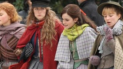 Imagem da notícia Adoráveis Mulheres: Foto reúne Emma Watson, Saoirse Ronan e Timothée Chalamet nas filmagens da adaptação de Greta Gerwig