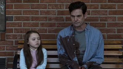 Imagem da notícia Stargirl: Ator de A Maldição da Residência Hill será o Doutor Meia-Noite em série da DC