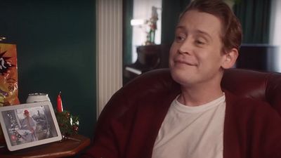 Imagem da notícia Macaulay Culkin recria cenas de Esqueceram de Mim em comercial natalino