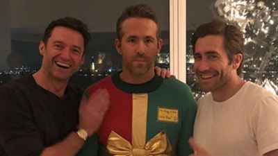 Hugh Jackman e Jake Gyllenhaal zoam Ryan Reynolds em foto natalina