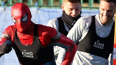 Imagem da notícia Homem-Aranha no... futebol inglês? Jogador se veste como o herói para animar treino