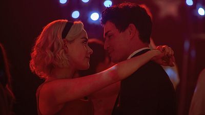 Imagem da notícia O Mundo Sombrio de Sabrina: Triângulo amoroso estampa fotos da 2ª temporada