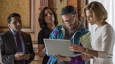 Imagem da notícia Casal Improvável: Charlize Theron e Seth Rogen vivem romance inusitado novo trailer para maiores