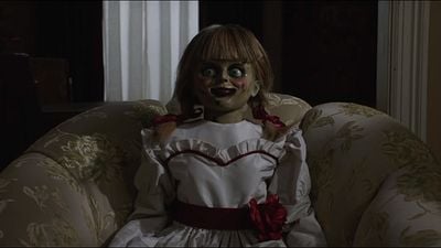 Imagem da notícia Conhecendo a boneca do capeta: Um dia nas filmagens de Annabelle 3 (Exclusivo)