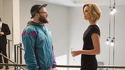 Imagem da notícia Casal Improvável: Seth Rogen tenta não envergonhar Charlize Theron em novo trailer
