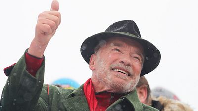 Imagem da notícia Arnold Schwarzenegger é atacado com voadora em evento