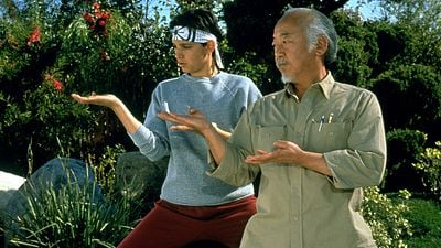 Imagem da notícia Cobra Kai trará a origem do Sr. Miyagi na 3ª temporada na Netflix