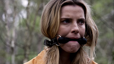 Imagem da notícia The Hunt: Betty Gilpin tenta escapar de uma sinistra caça a humanos no primeiro trailer do terror