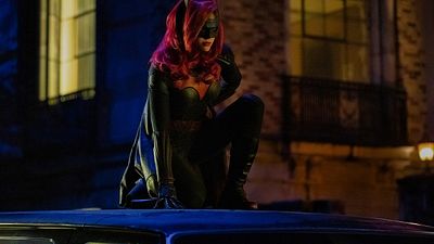 Imagem da notícia Batwoman: Heroína salva a vida de sua companheira em novo teaser