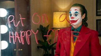 Coringa: Joaquin Phoenix pede que você "faça uma cara feliz" em novos cartazes do filme