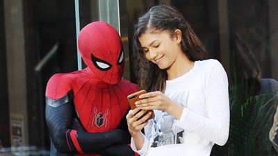 Tom Holland e Zendaya comemoram acordo entre Sony e Marvel pelo Homem-Aranha