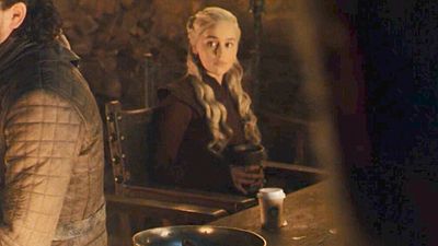 Imagem da notícia Game of Thrones: Emilia Clarke revela o culpado pelo copo de café