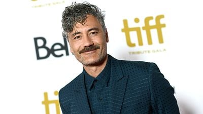 Imagem da notícia Next Goal Wins: Taika Waititi escala artista não-binário em seu novo filme