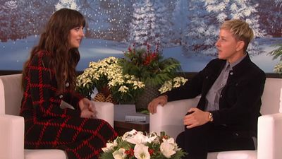 Imagem da notícia Em entrevista, Dakota Johnson e Ellen DeGeneres passam por momento constrangedor